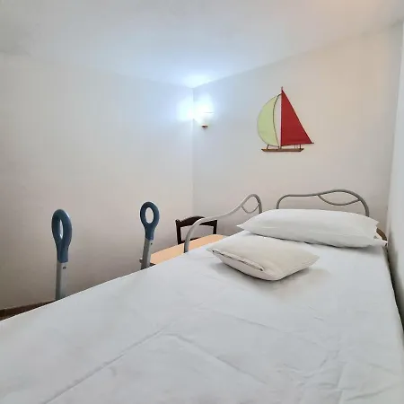 *appartamento Con Ampia Veranda Vicino Al Mare *