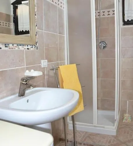*appartamento Con Ampia Veranda Vicino Al Mare * Lägenhet Porto San Paolo (Sardinia)